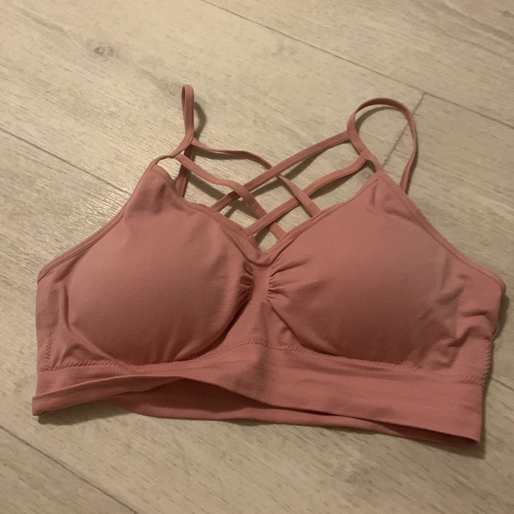 Cute sportsbra. Could be used as a top. Size medium. Dusty pink color. Adjusted